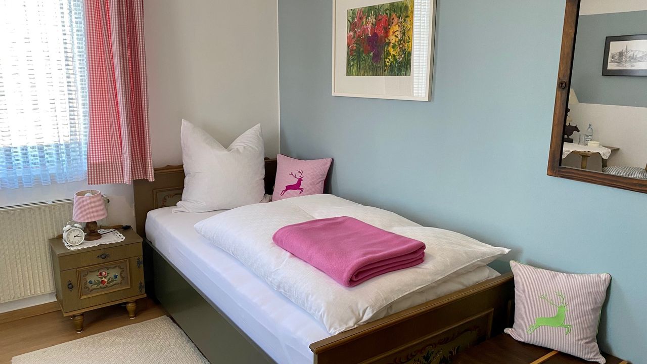 Ferienwohnung Wendelstein Schlafzimmer mit Einzelbett Ferienwohnung Wendelstein Schlafzimmer mit Einzelbett